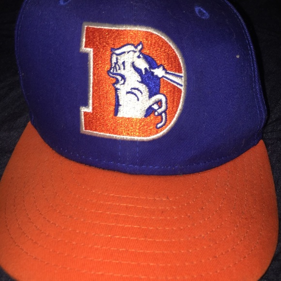 A hat - Picture 1 of 3